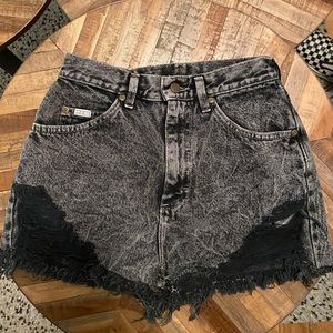 Adorable distressed vintage LEE’s jean shorts